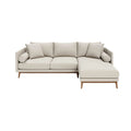 Moderne beige hoekbank met kussens en houten poten